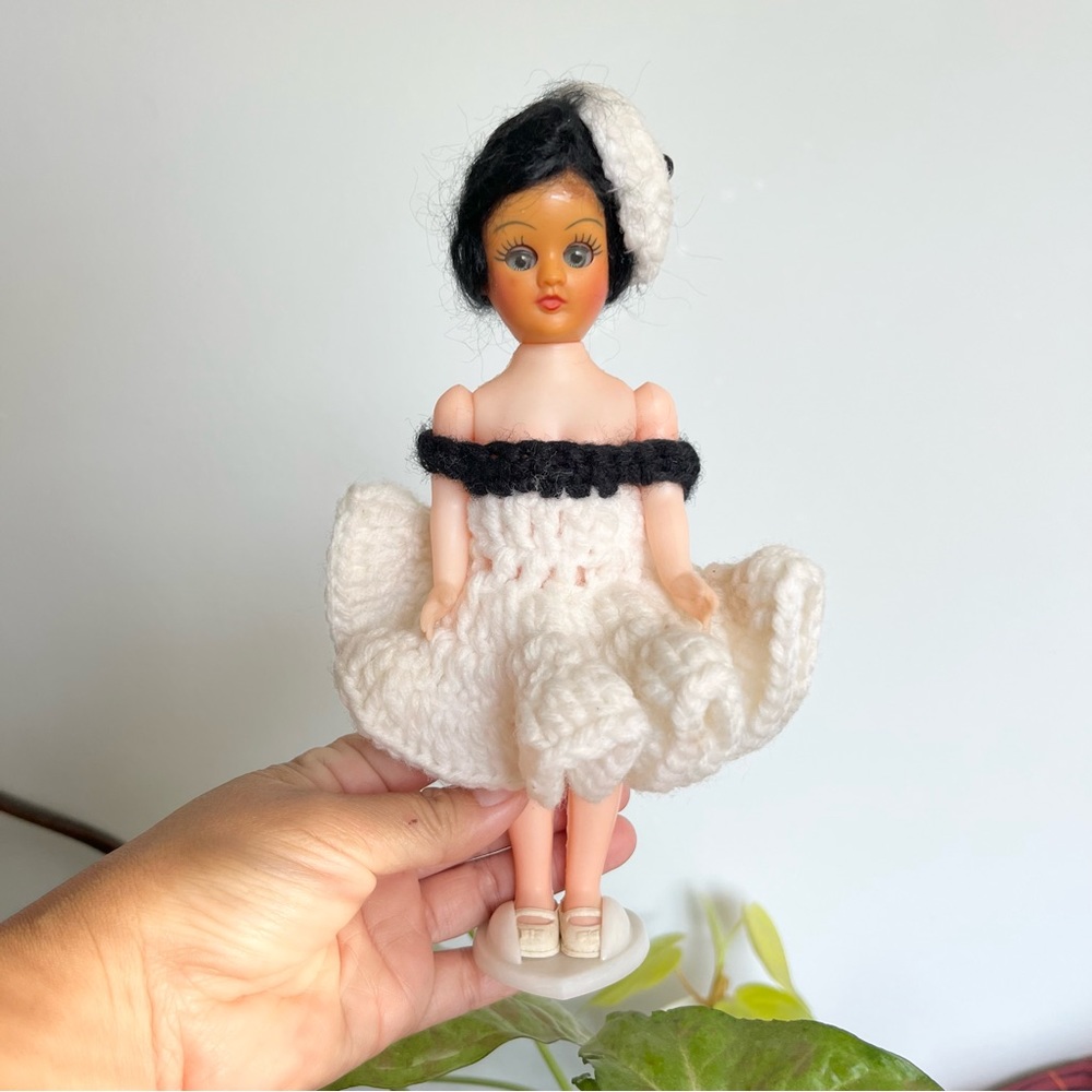 Vintage 50s MCM Zelda 8 in Dress up Doll w Black White Crocheted Outfit on Stand